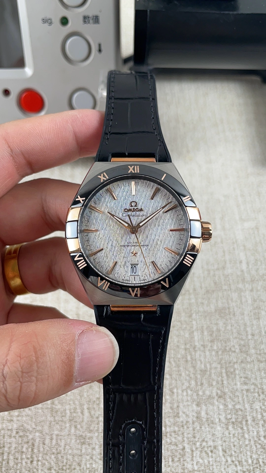 CBD Factory Omega Constellation 41mm Two-Tone Sedna Gold Black Ceramic Bezel Silk Dial (131.23.41.21.06.002) 1:1 Super Clone – DD8900 Movement Snug 314